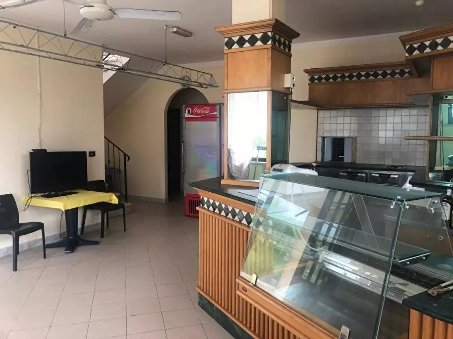 Immagine 12 di Negozio in affitto  a Massa