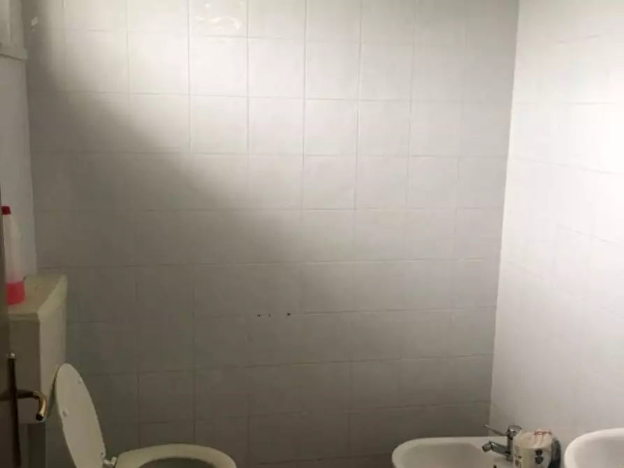 Immagine 6 di Negozio in affitto  a Massa