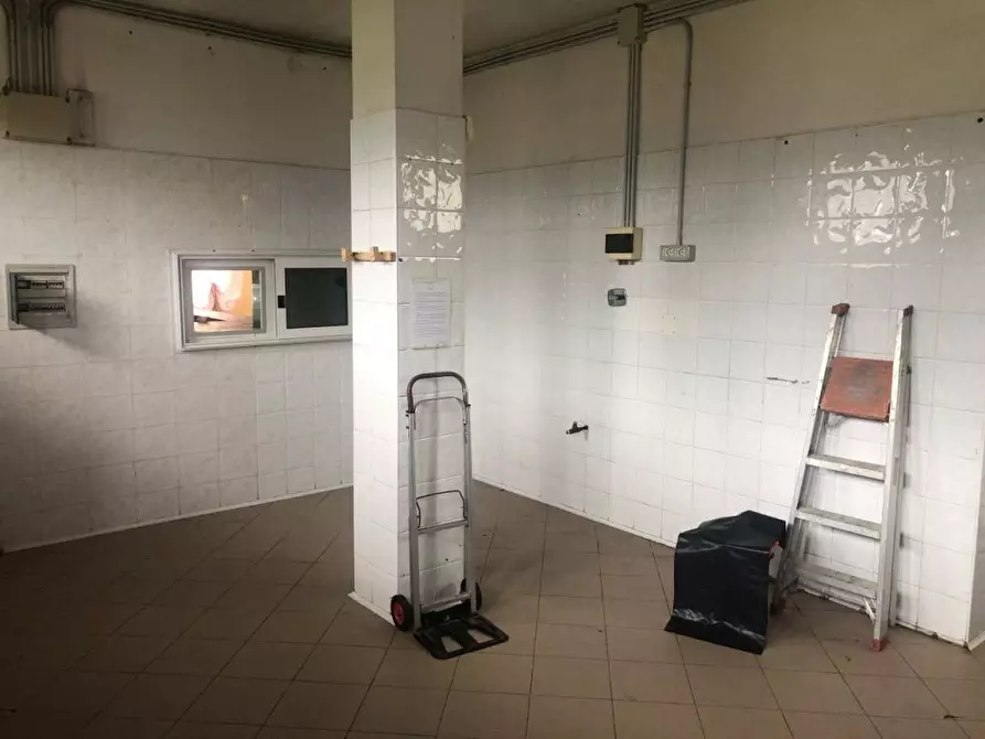 Immagine 9 di Negozio in affitto  a Massa