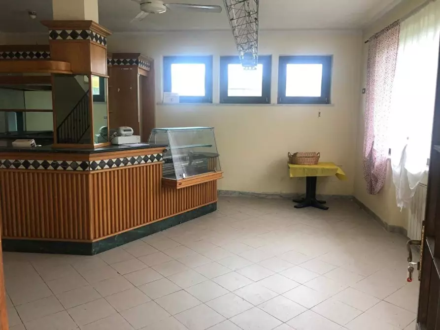 Immagine 15 di Negozio in affitto  a Massa