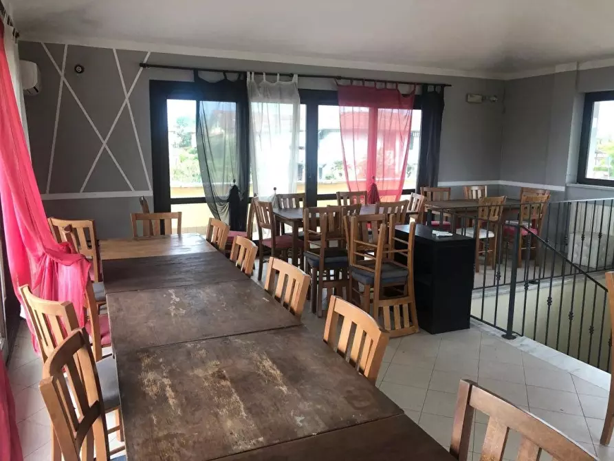 Immagine 16 di Negozio in affitto  a Massa