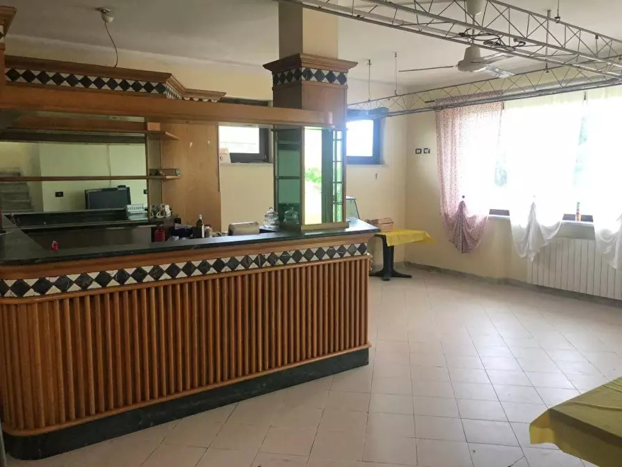 Immagine 13 di Negozio in affitto  a Massa