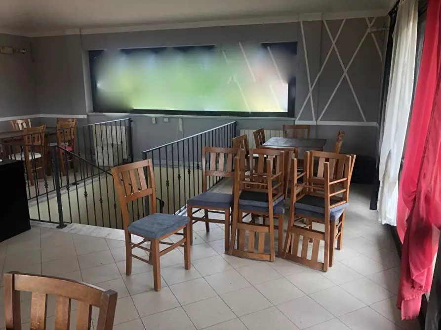 Immagine 18 di Negozio in affitto  a Massa