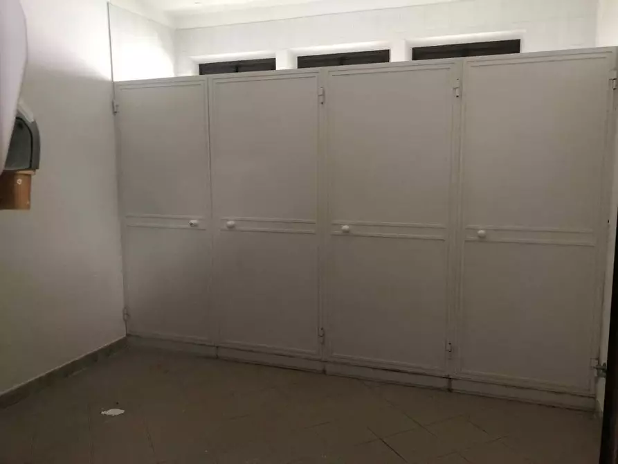 Immagine 4 di Negozio in affitto  a Massa