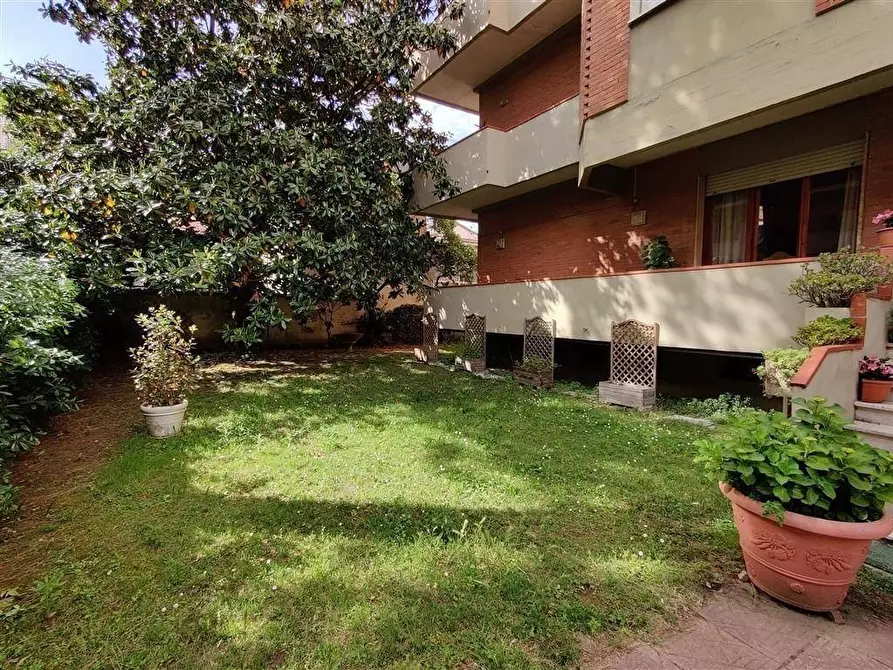 Immagine 1 di Appartamento in vendita  a Massa