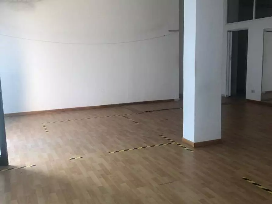 Immagine 3 di Negozio in affitto  a Carrara