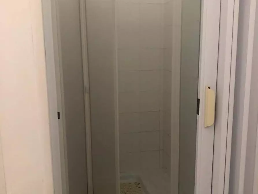 Immagine 7 di Negozio in affitto  a Carrara