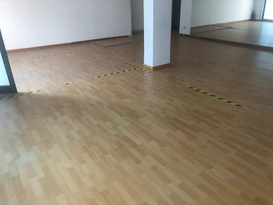 Immagine 2 di Negozio in affitto  a Carrara