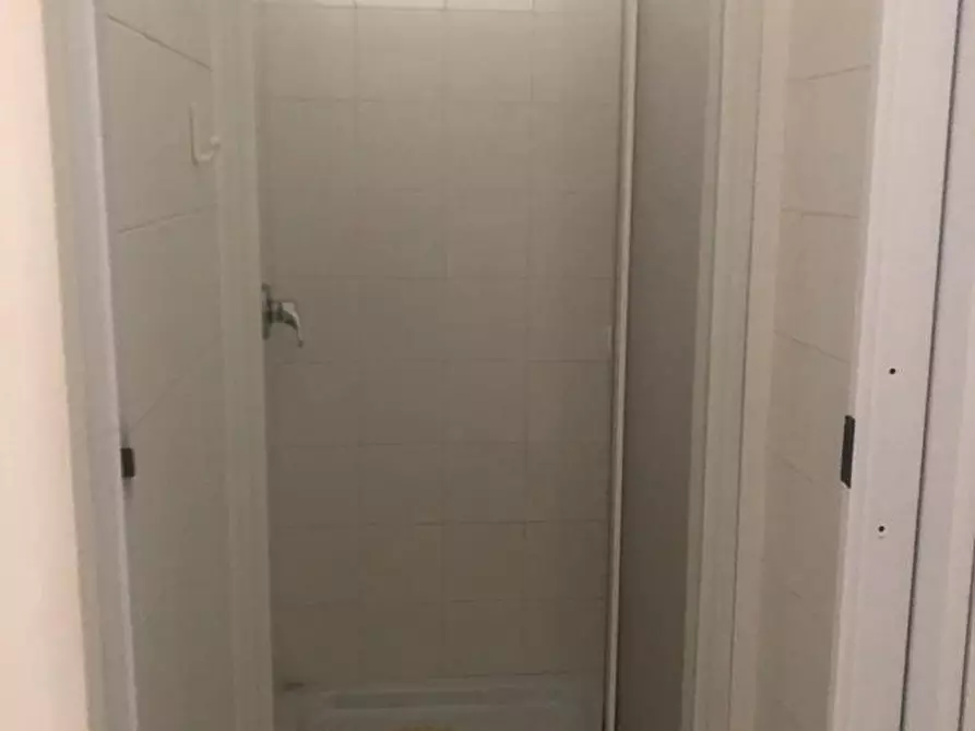 Immagine 9 di Negozio in affitto  a Carrara