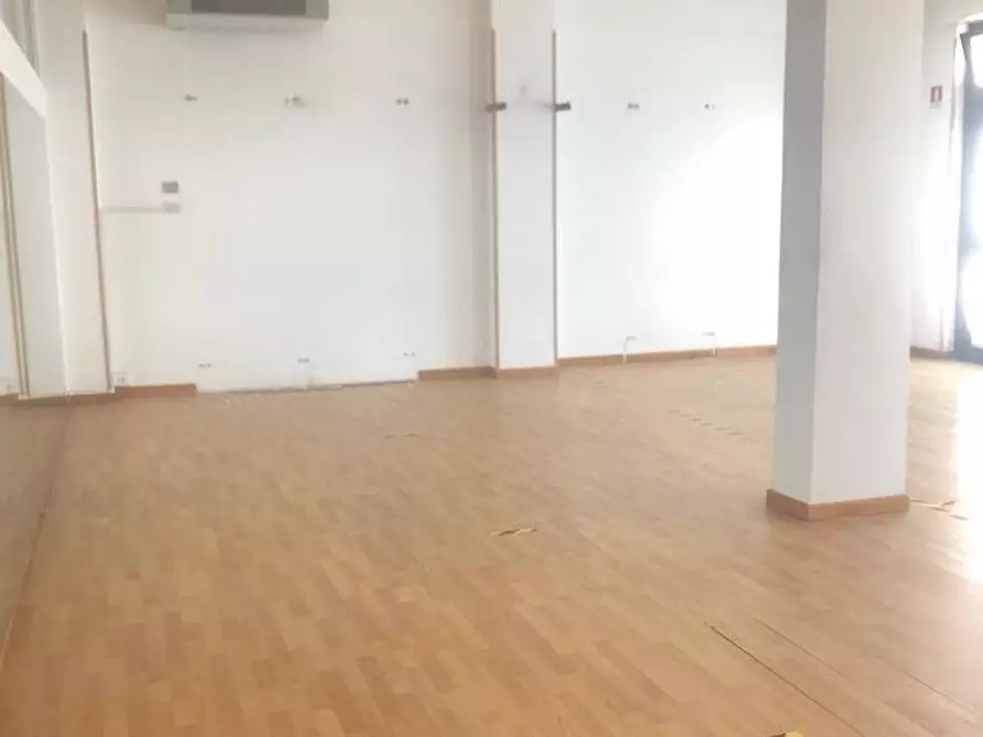 Immagine 4 di Negozio in affitto  a Carrara