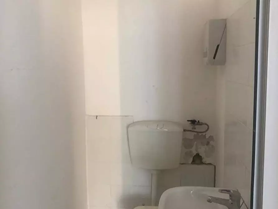 Immagine 8 di Negozio in affitto  a Carrara