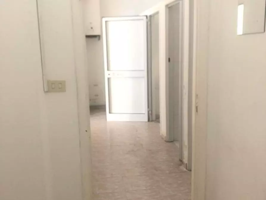 Immagine 5 di Negozio in affitto  a Carrara