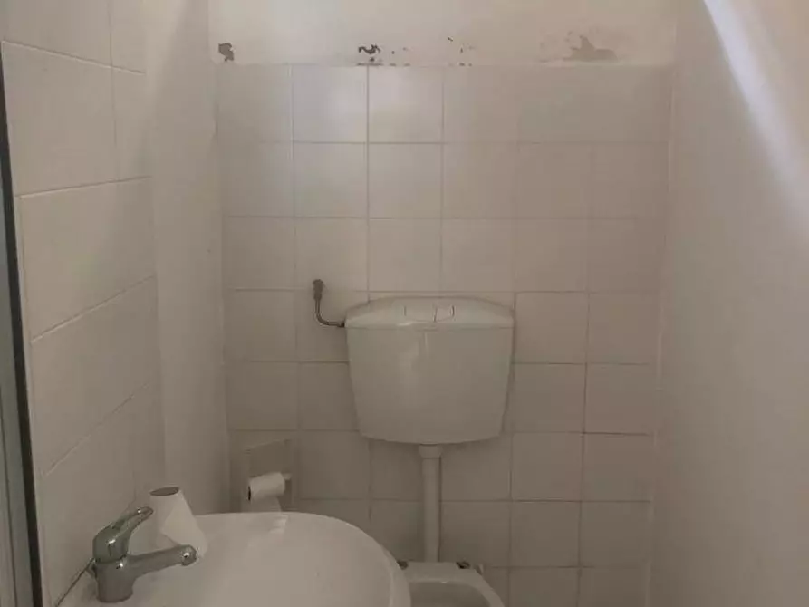 Immagine 6 di Negozio in affitto  a Carrara