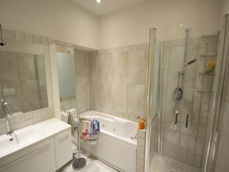 Immagine 23 di Appartamento in vendita  a Lucca