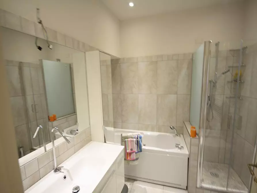 Immagine 21 di Appartamento in vendita  a Lucca