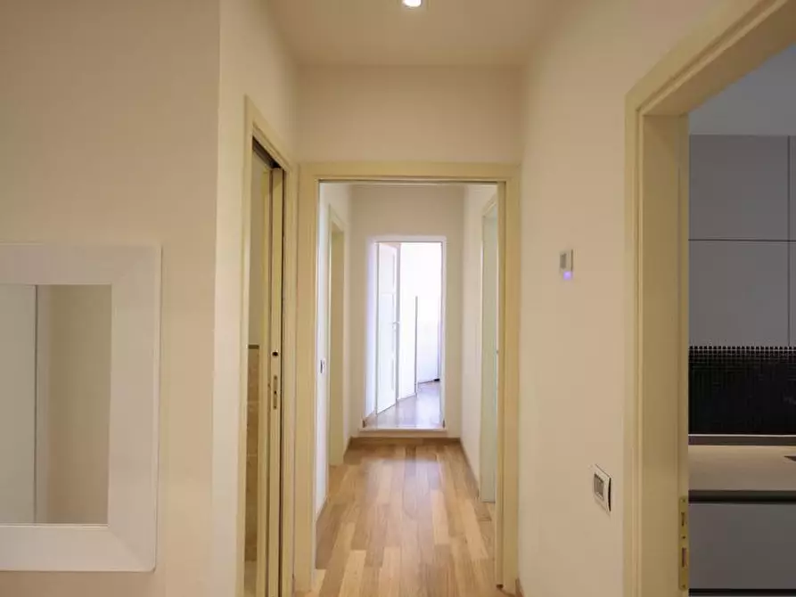 Immagine 11 di Appartamento in vendita  a Lucca