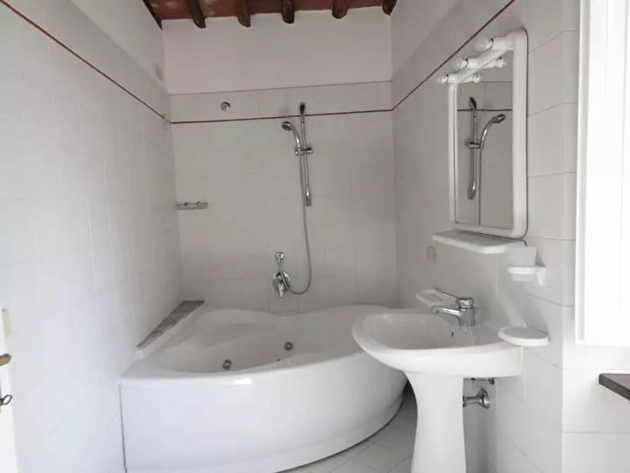 Immagine 37 di Appartamento in affitto  a Lucca