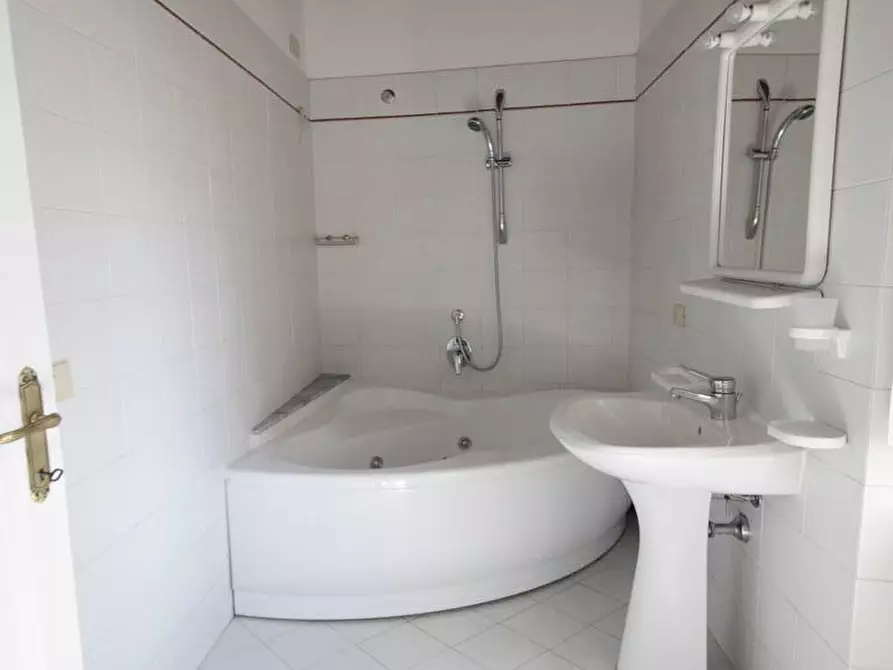 Immagine 29 di Appartamento in affitto  a Lucca