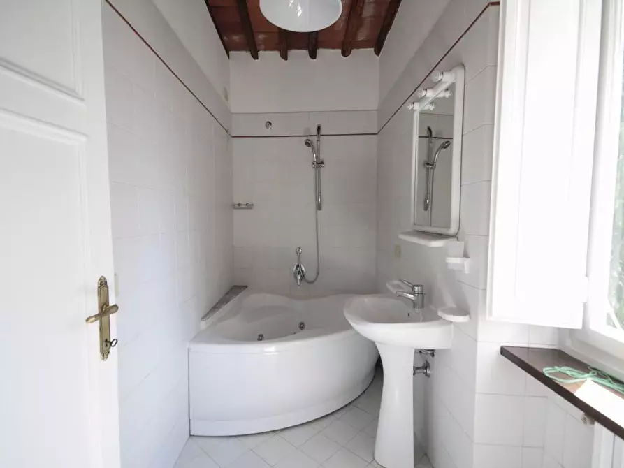 Immagine 12 di Appartamento in affitto  a Lucca