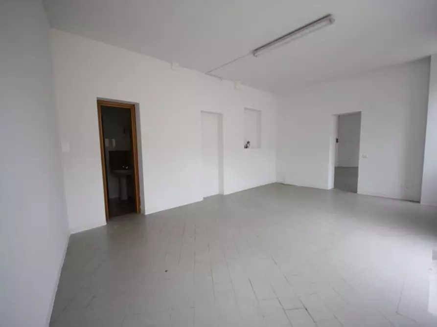 Immagine 7 di Negozio in affitto  a Lucca