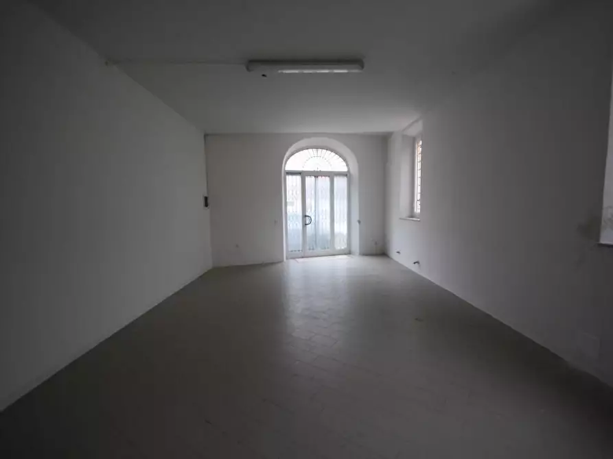 Immagine 11 di Negozio in affitto  a Lucca
