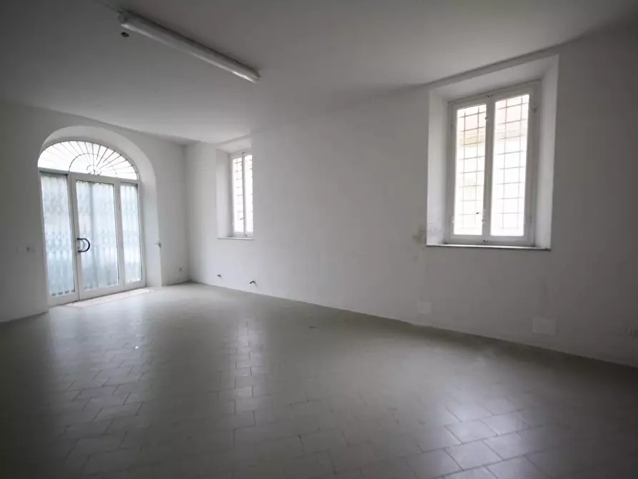 Immagine 13 di Negozio in affitto  a Lucca