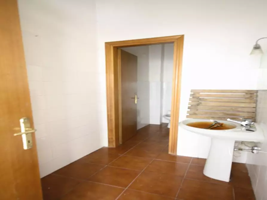 Immagine 9 di Negozio in affitto  a Lucca