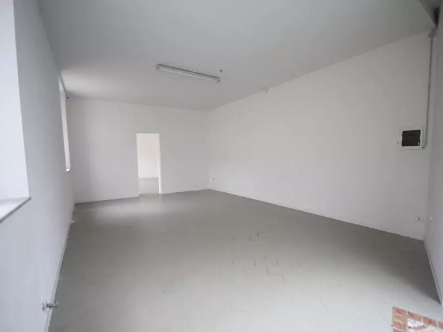 Immagine 2 di Negozio in affitto  a Lucca