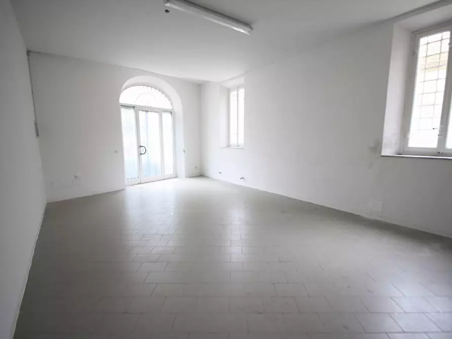 Immagine 5 di Negozio in affitto  a Lucca