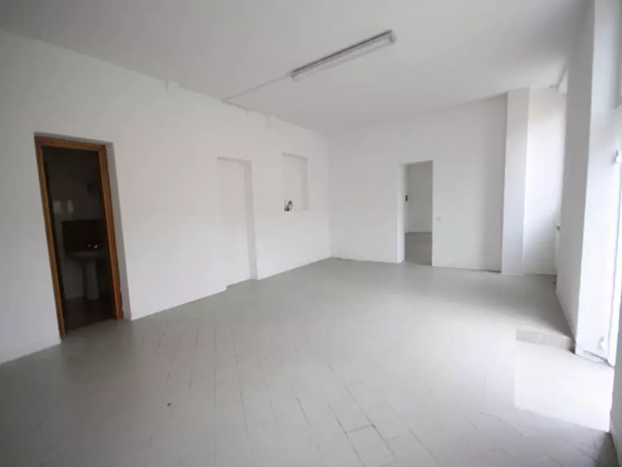 Immagine 4 di Negozio in affitto  a Lucca