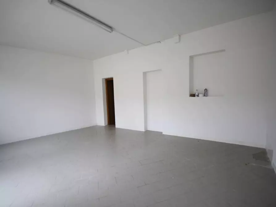 Immagine 3 di Negozio in affitto  a Lucca