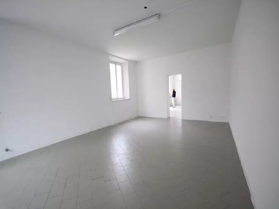 Immagine 6 di Negozio in affitto  a Lucca