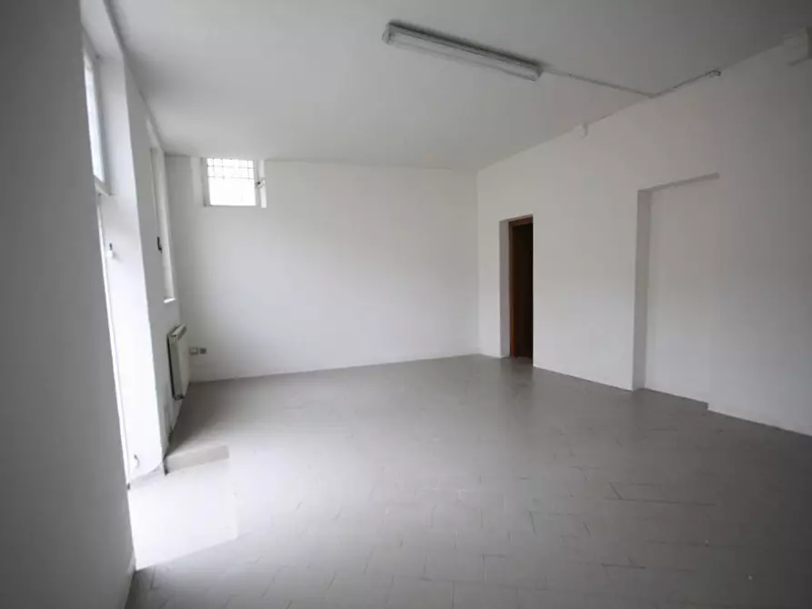 Immagine 10 di Negozio in affitto  a Lucca