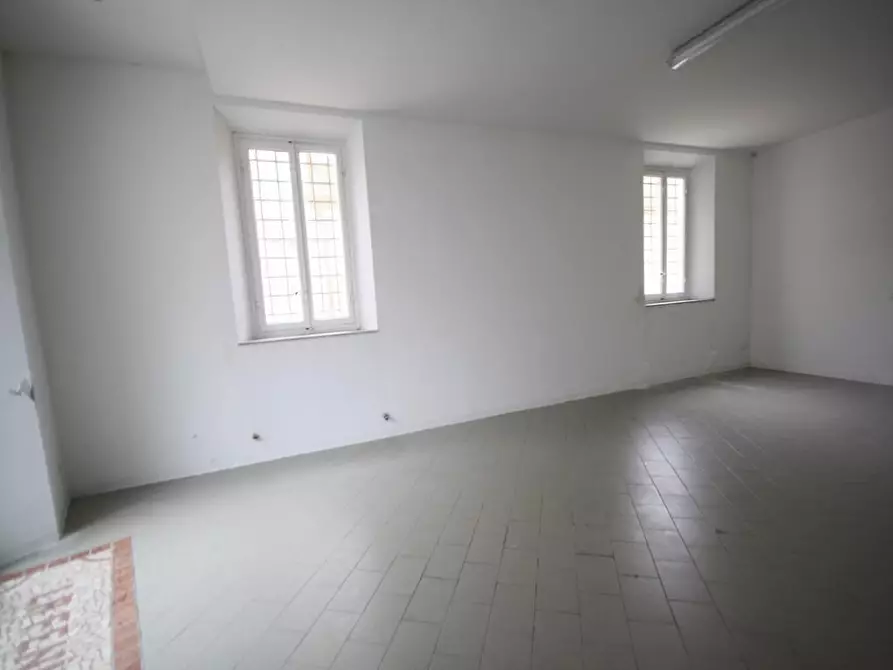 Immagine 8 di Negozio in affitto  a Lucca