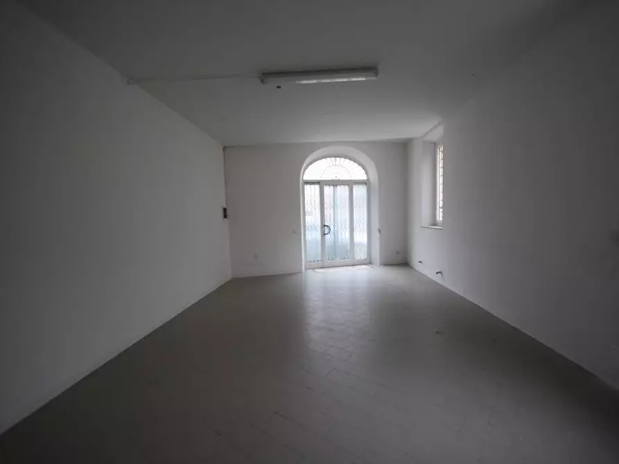 Immagine 12 di Negozio in affitto  a Lucca
