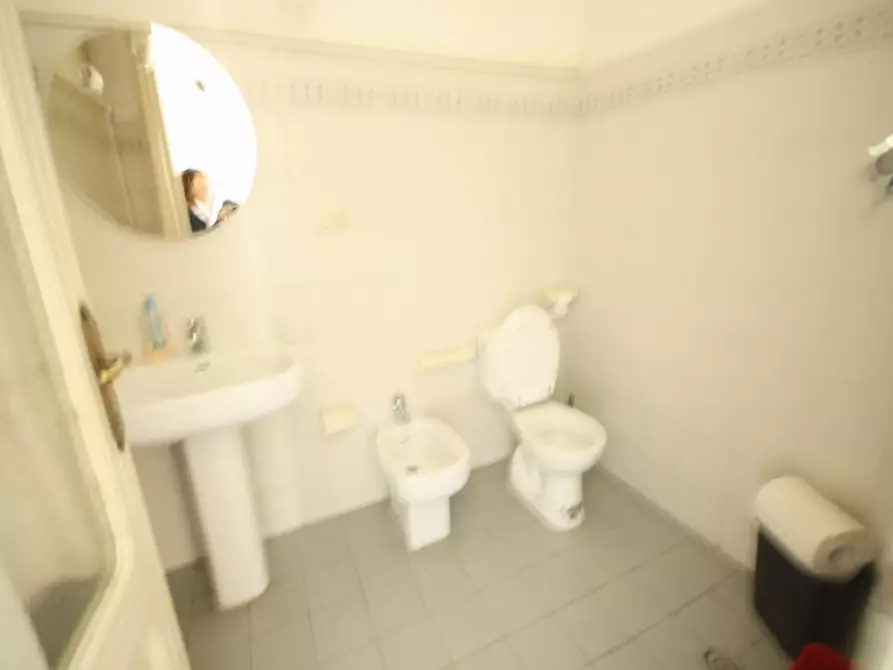 Immagine 16 di Ufficio in affitto  a Lucca