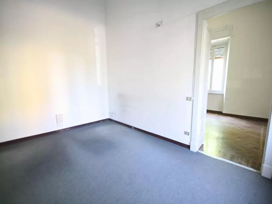 Immagine 5 di Ufficio in affitto  a Lucca