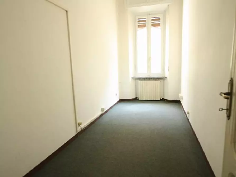 Immagine 15 di Ufficio in affitto  a Lucca