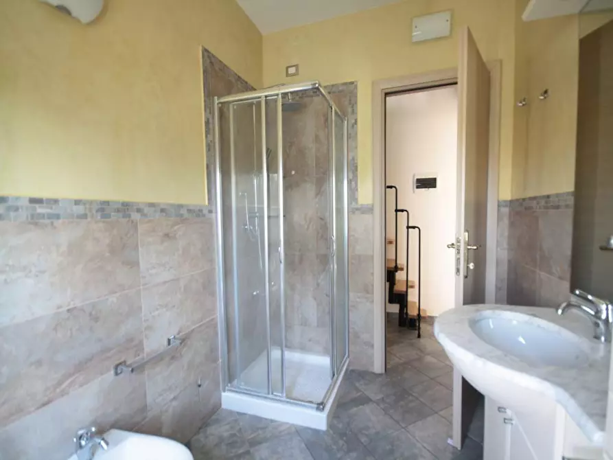 Immagine 15 di Appartamento in affitto  a Lucca