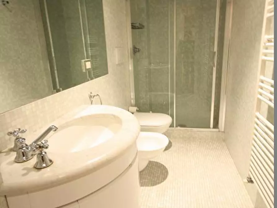 Immagine 15 di Appartamento in affitto  a Lucca