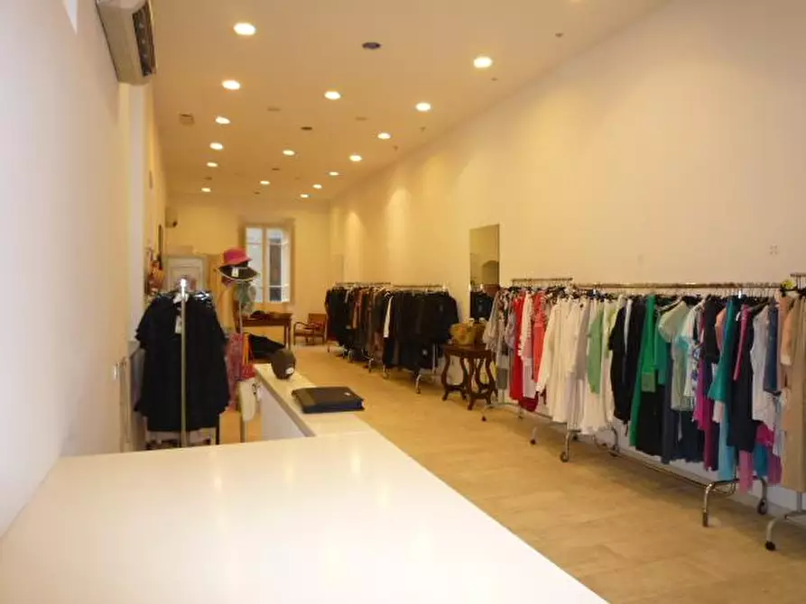Immagine 3 di Negozio in affitto  a Lucca