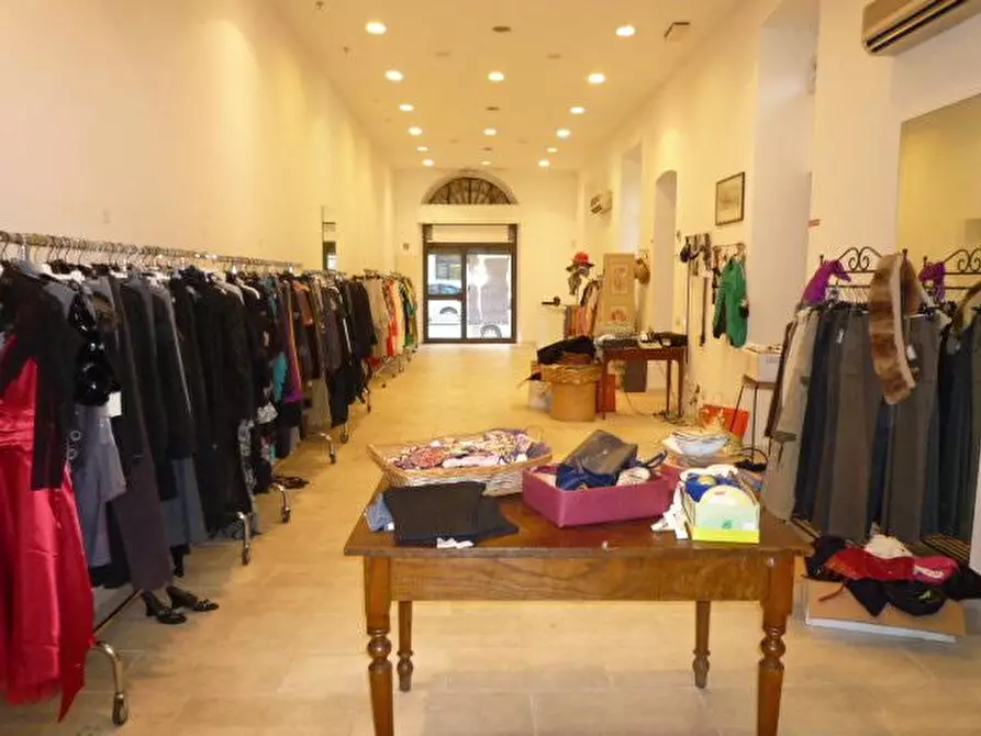 Immagine 4 di Negozio in affitto  a Lucca