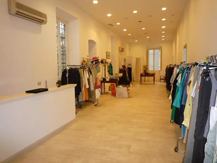 Immagine 2 di Negozio in affitto  a Lucca