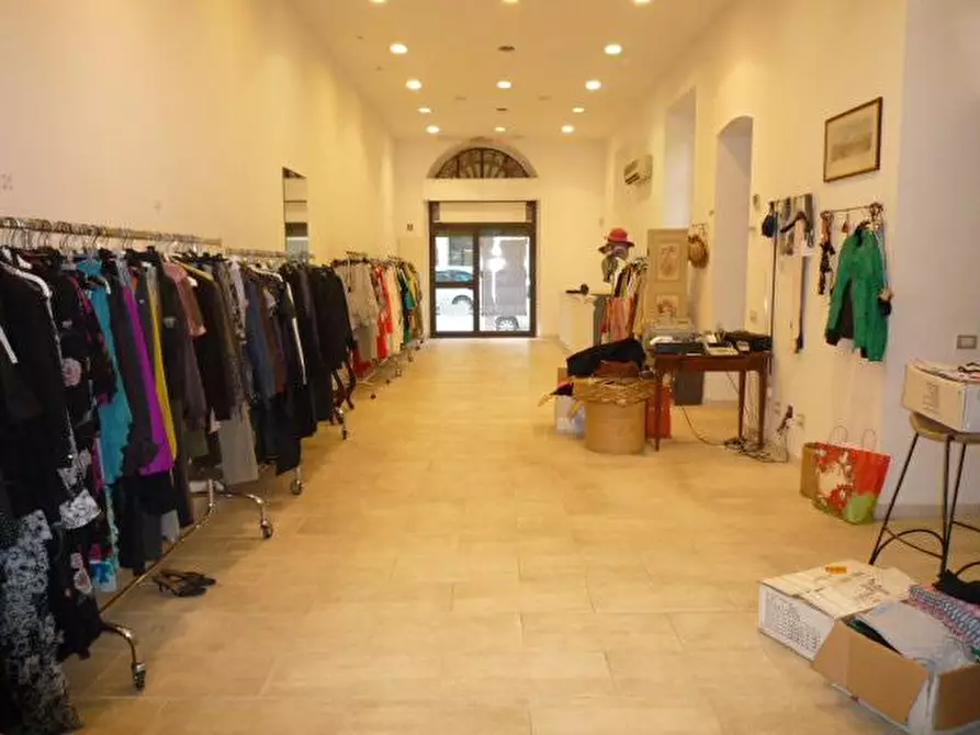 Immagine 5 di Negozio in affitto  a Lucca