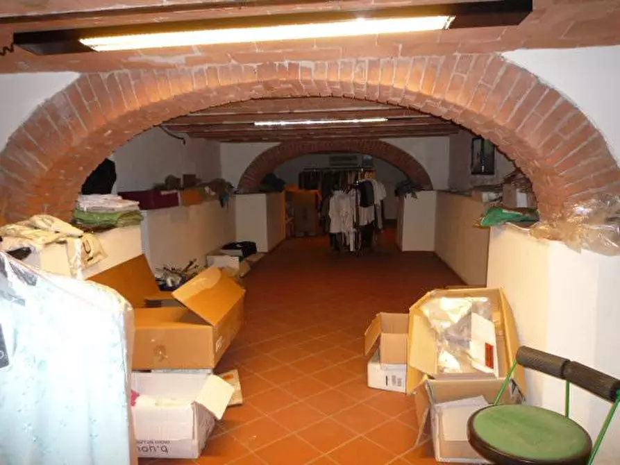Immagine 7 di Negozio in affitto  a Lucca