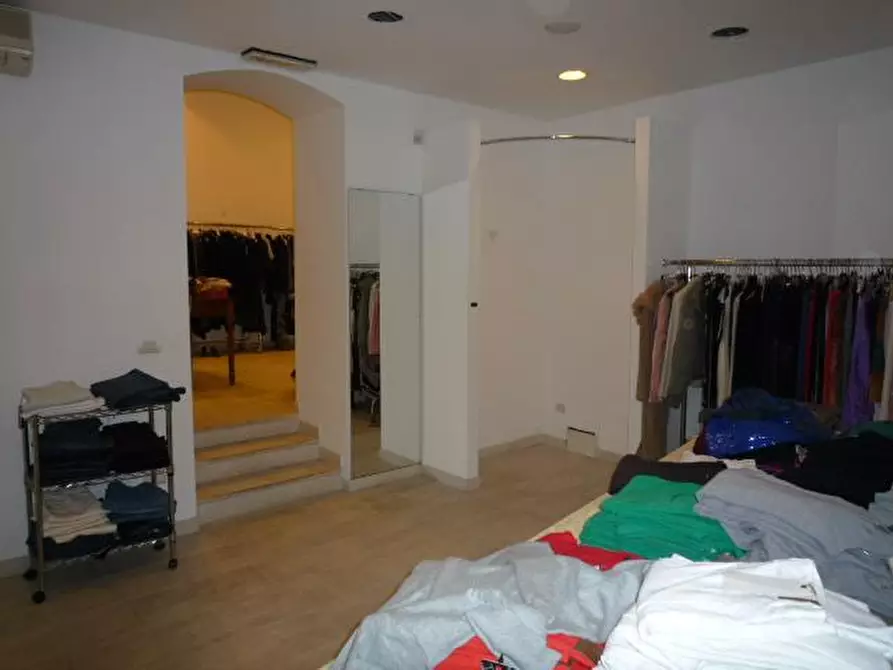 Immagine 6 di Negozio in affitto  a Lucca