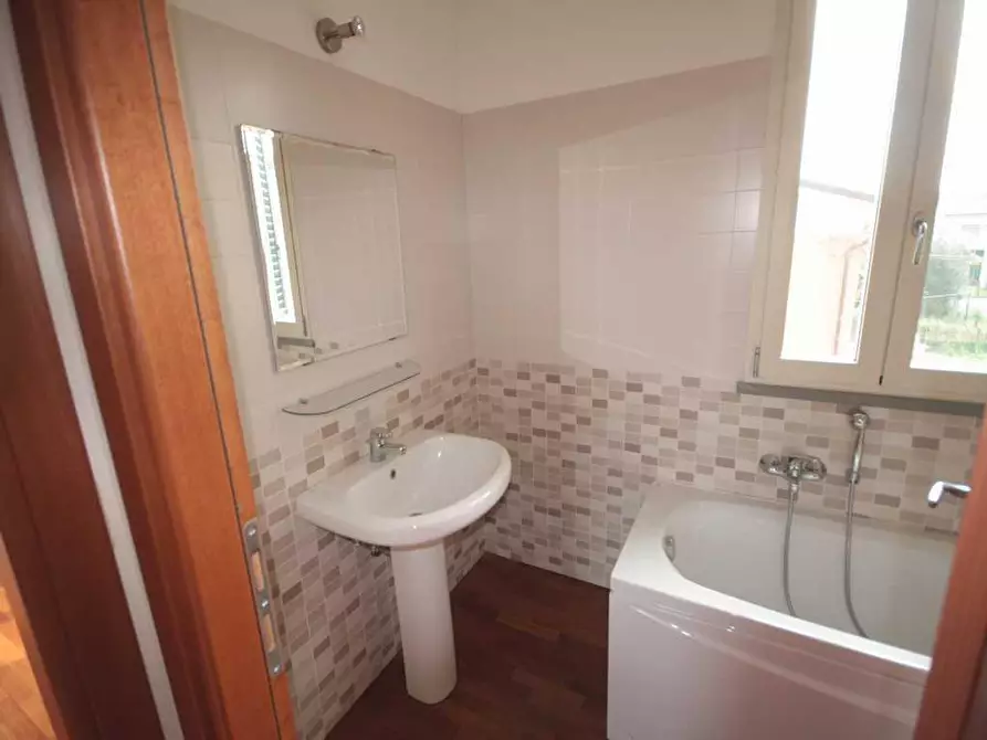 Immagine 16 di Appartamento in affitto  a Lucca