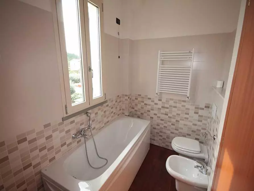 Immagine 14 di Appartamento in affitto  a Lucca