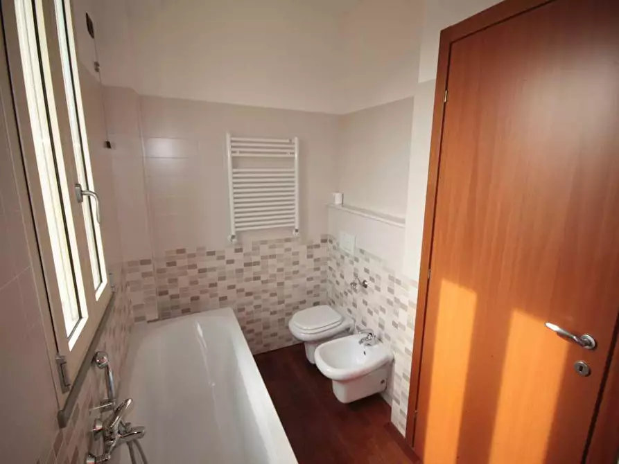 Immagine 13 di Appartamento in affitto  a Lucca