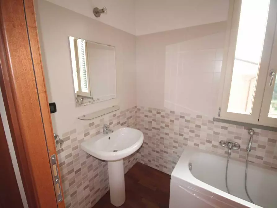 Immagine 15 di Appartamento in affitto  a Lucca